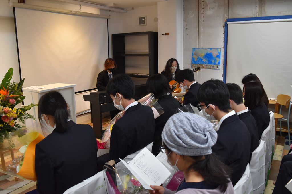 通信制高校サポート校の卒業式にて、ピアニストの遠藤征志さんとギターリストの曽根一馬さんが、お祝いとしてオリジナルの曲を演奏